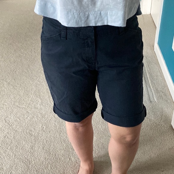 Navy blue Bermuda shorts. Size 10/12. See measurements. - Picture 1 of 16